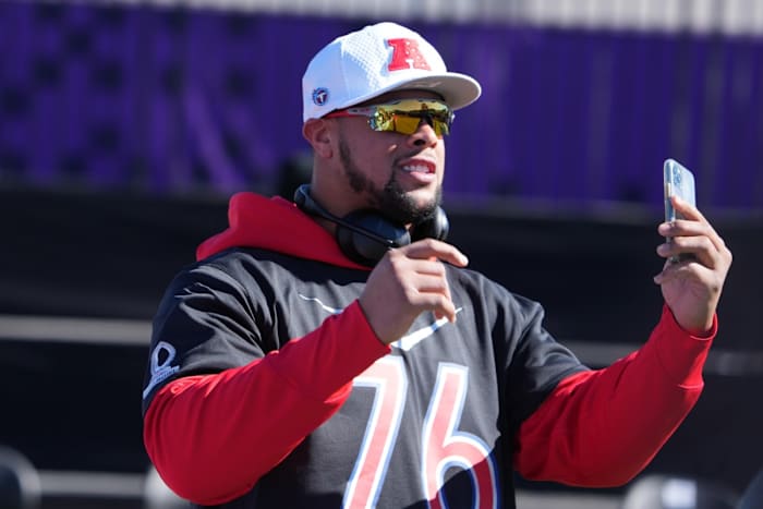 Tennessee Titans guard Rodger Saffold III (76) during AFC Pro B practice at the Las Vegas Ballpark.
